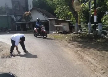 tambal jalan berlubang