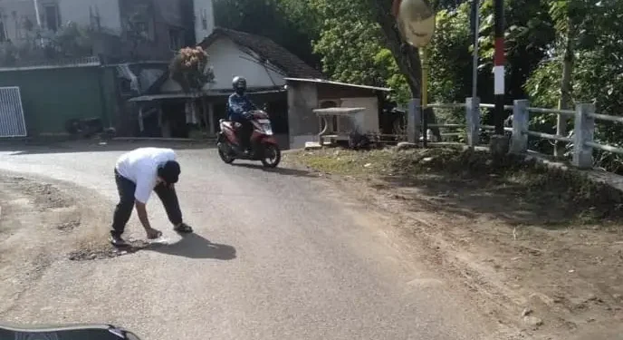 tambal jalan berlubang