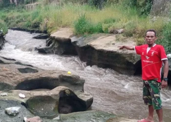 jasad bayi mengapung di Sungai Brantas