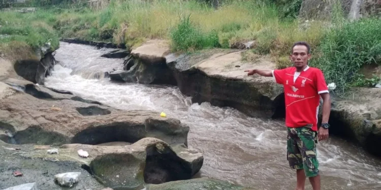 jasad bayi mengapung di Sungai Brantas