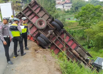 truk masuk jurang