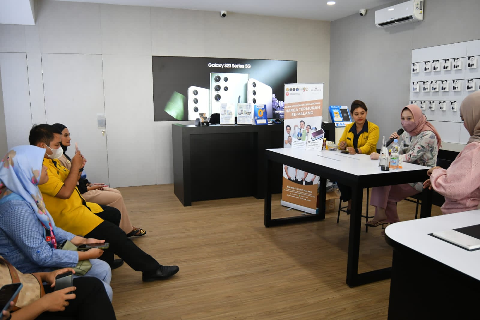 Suasana talk show kecantikan dalam soft opening Samsung Experience Store Bumilindo menggandeng Bening's Clinic Malang dan Prodia.