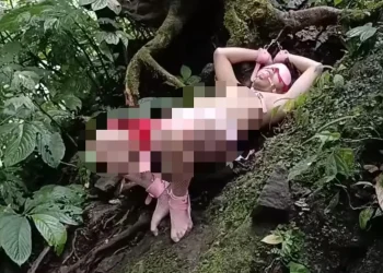 Wisatawan tak sengaja menemukan seorang pria berkostum BDSM di Coban Glotak.