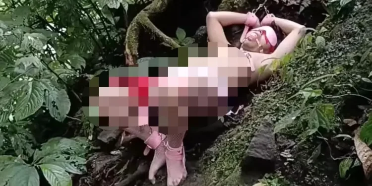 Wisatawan tak sengaja menemukan seorang pria berkostum BDSM di Coban Glotak.