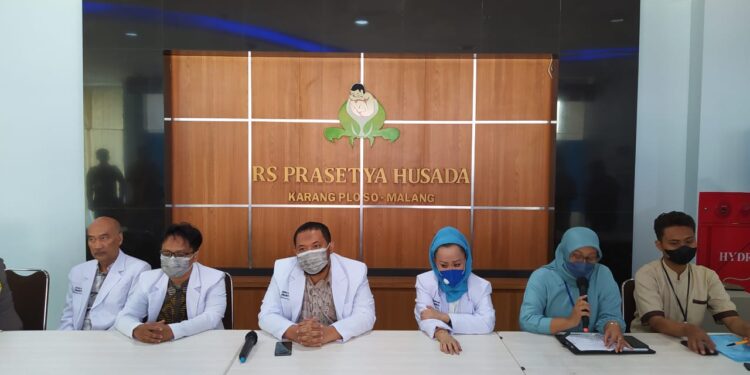 Manajemen RS Prasetya Husada saat konferensi pers terkait meninggalnya bocah 6 tahun dalam penanganan, Kamis (22/6/2023).