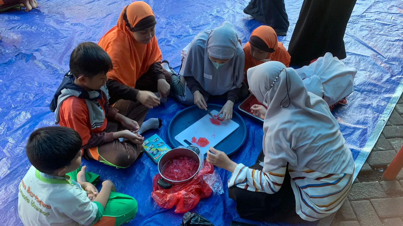 Saat salah satu kelompok PDBK tengah praktik memotongh agar-agar sebagai bahan minuman.