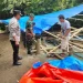 Petugas bongkar arena judi sabung ayam yang ada di Desa Ngawonggo, Kecamatan Tajinan, Kabupaten Malang