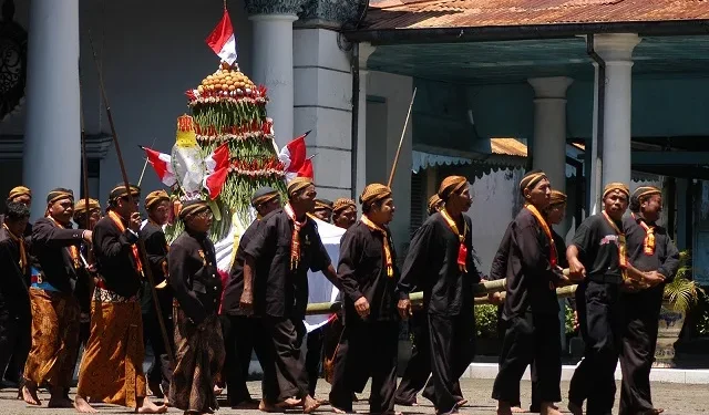 Tradisi gunungan hasil bumi masih dilestarikan di beberapa daerah sampai saat ini.
