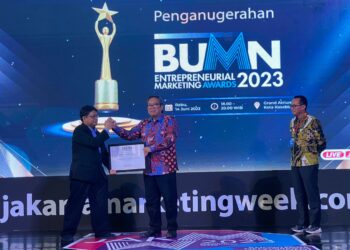 Direktur Operasional PJT I, Milfan Rantawi, saat menerima penghargaan Silver Winner kategori The Most Promising Company in Marketing 3.0 di ajang BEMA 2023.