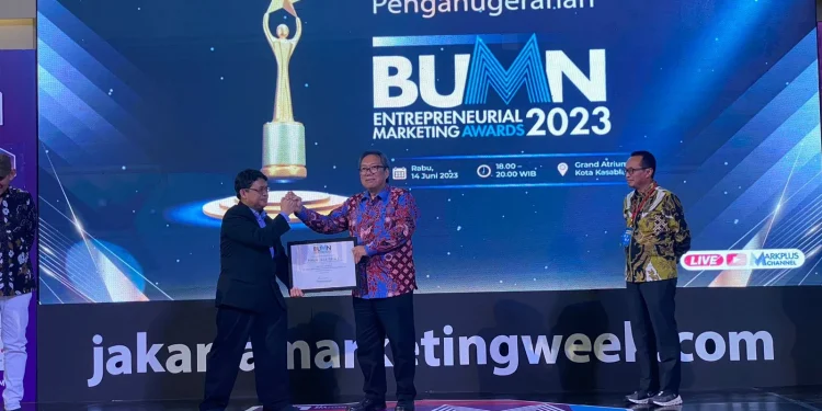 Direktur Operasional PJT I, Milfan Rantawi, saat menerima penghargaan Silver Winner kategori The Most Promising Company in Marketing 3.0 di ajang BEMA 2023.