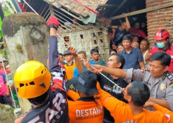 Proses evakuasi korban seorang nenek yang diduga bunuh diri di Kecamatan Dau, Kabupaten Malang