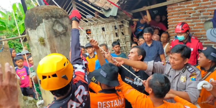 Proses evakuasi korban seorang nenek yang diduga bunuh diri di Kecamatan Dau, Kabupaten Malang