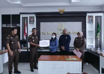 Penyerahan denda restitusi perkara kejahatan seksual oleh pendiri SMA SPI Kota Batu, Julianto Eka Putra kepada korban di Kantor Kejari Kota Batu, Selasa (6/6/2023).