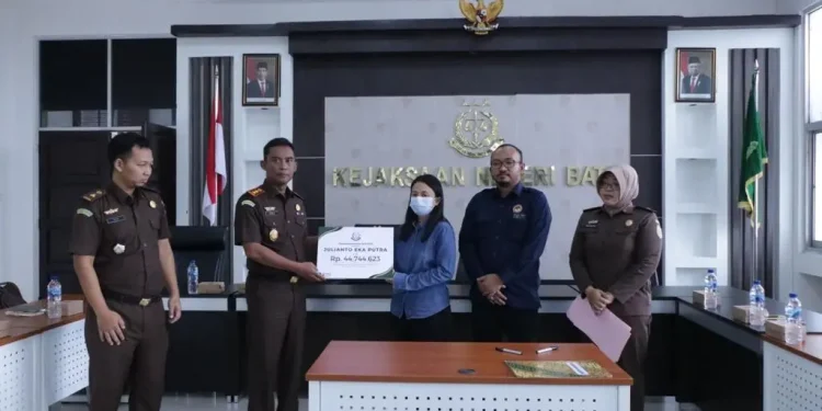 Penyerahan denda restitusi perkara kejahatan seksual oleh pendiri SMA SPI Kota Batu, Julianto Eka Putra kepada korban di Kantor Kejari Kota Batu, Selasa (6/6/2023).