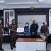 Penyerahan denda restitusi perkara kejahatan seksual oleh pendiri SMA SPI Kota Batu, Julianto Eka Putra kepada korban di Kantor Kejari Kota Batu, Selasa (6/6/2023).