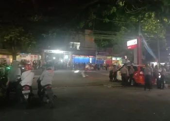 Situasi di wilayah Tlogomas, Kota Malang yang dijaga anggota kepolisian.