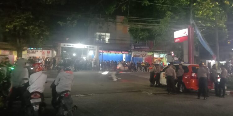 Situasi di wilayah Tlogomas, Kota Malang yang dijaga anggota kepolisian.