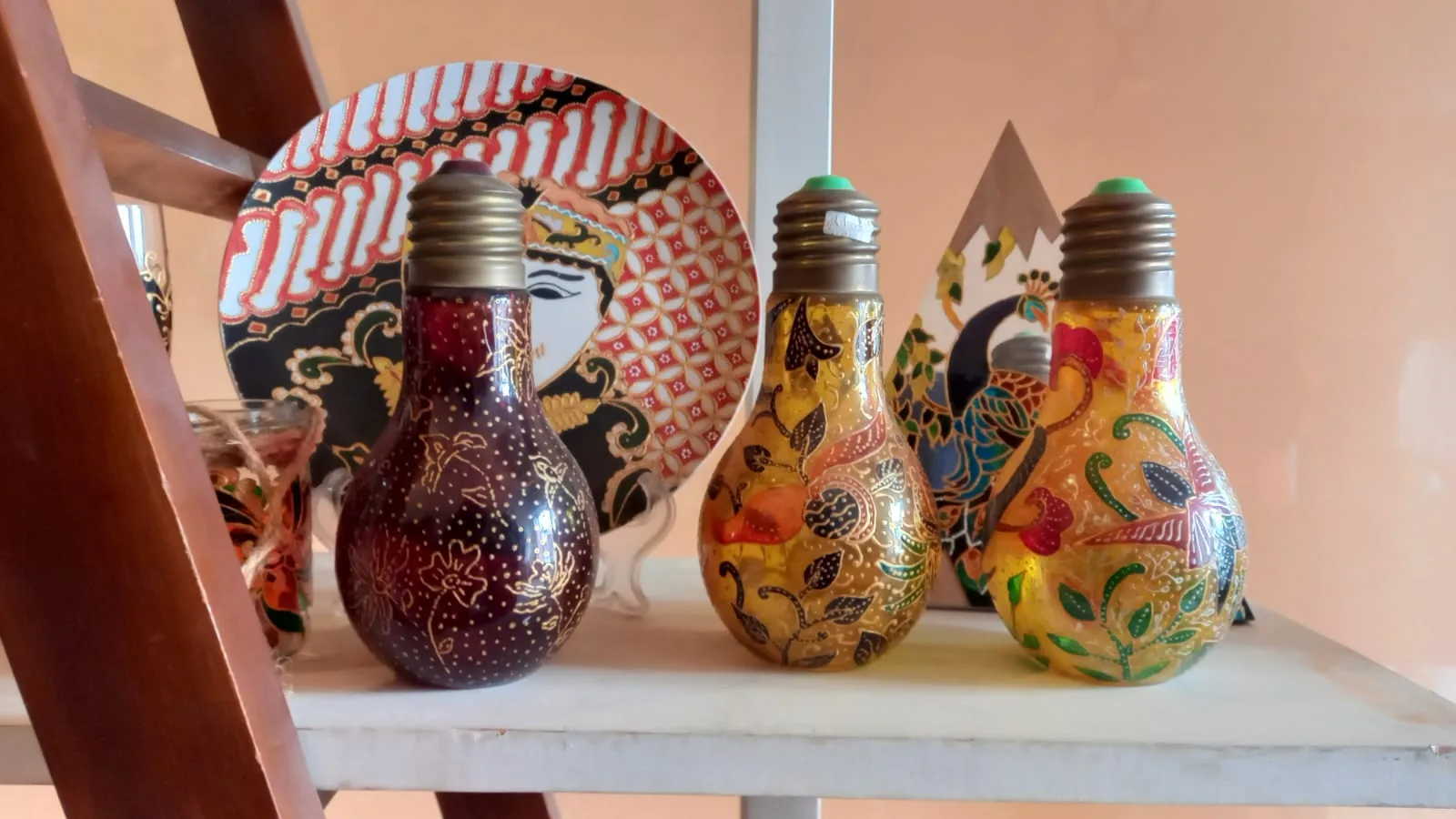Bohlam lampu bekas disulap menjadi dekorasi rumah yang cantik.