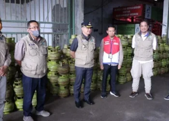 Pj Wali Kota Batu Aries Agung Paewai saat sidak ketersediaan stok LPG di sejumlah agen di Kota Batu.