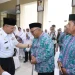 Pj Wali Kota Batu, Aries Agung Paewai, melepas keberangkatan sebanyak 204 CJH asal Kota Batu di Balai Kota Among Tani, Rabu (7/9/2023)