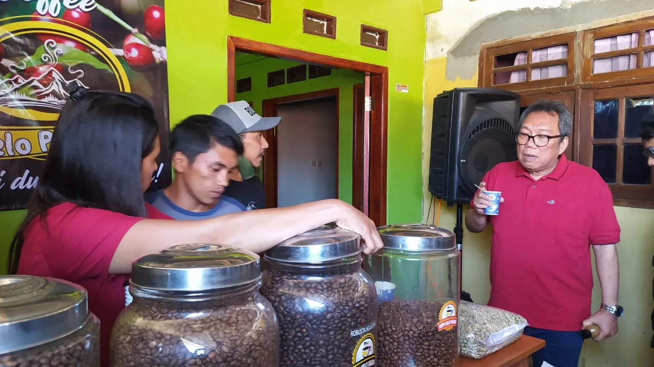 Direktur Operasional Perum Jasa Tirta 1, Ir Milfan Rantawi MM saat berkunjung ke UMKM Kopi Selo Karang.