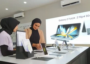 Konsumen bisa merasakan pengalaman langsung mencoba produk Samsung keluaran terbaru secara live demo, bukan produk dummy.