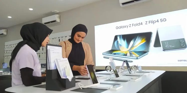 Konsumen bisa merasakan pengalaman langsung mencoba produk Samsung keluaran terbaru secara live demo, bukan produk dummy.