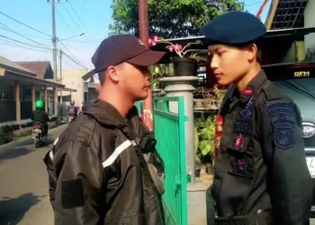 Tangkapan layar video pria diduga Brimob gadungan di gelandang ke Polresta Malang Kota.