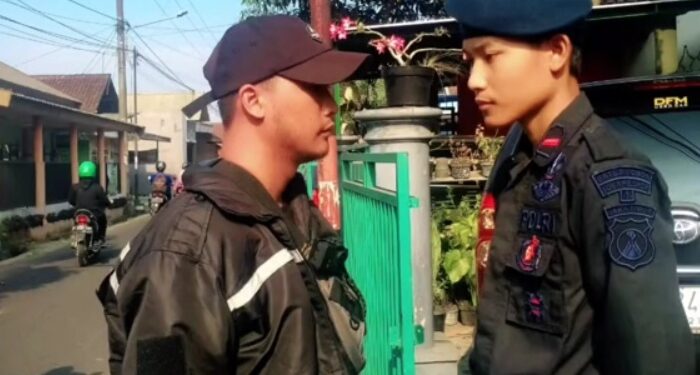 Tangkapan layar video pria diduga Brimob gadungan di gelandang ke Polresta Malang Kota.