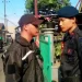 Tangkapan layar video pria diduga Brimob gadungan di gelandang ke Polresta Malang Kota.