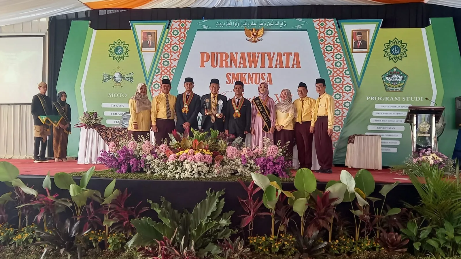 Para lulusan terbaik angkatan ke-XV mendapat apresiasi dari sekolah.