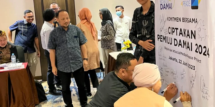 AMSI besama masyarakat sipil menandatangani untuk ciptakan pemilu 2024 damai.