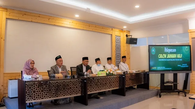 Rektor Unisma (tengah berjas hitam) saat melepas calon jama’ah haji sekaligus sivitas akademika Unisma.