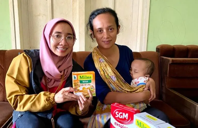 Pemberian paket gizi oleh PNM pada warga untuk menekan angka stunting