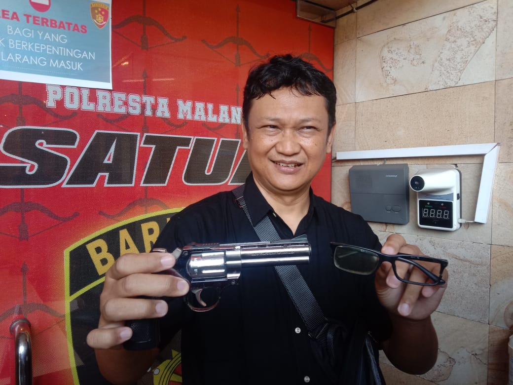 Pengamat kepolisian sekaligus peneliti Institute for Security and Strategic Studies (ISESS), Bambang Rukminto menunjukkan pistol replika yang berhasil dia rampas dari 4 orang yang menodongnya. 