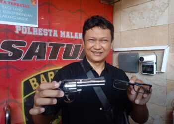 Pengamat kepolisian sekaligus peneliti Institute for Security and Strategic Studies (ISESS), Bambang Rukminto menunjukkan pistol replika yang berhasil dia rampas dari 4 orang yang menodongnya.