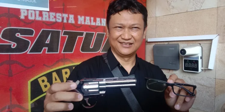 Pengamat kepolisian sekaligus peneliti Institute for Security and Strategic Studies (ISESS), Bambang Rukminto menunjukkan pistol replika yang berhasil dia rampas dari 4 orang yang menodongnya.
