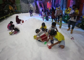 Serunya main salju di wahana Frozen Night Malang Night Paradise.