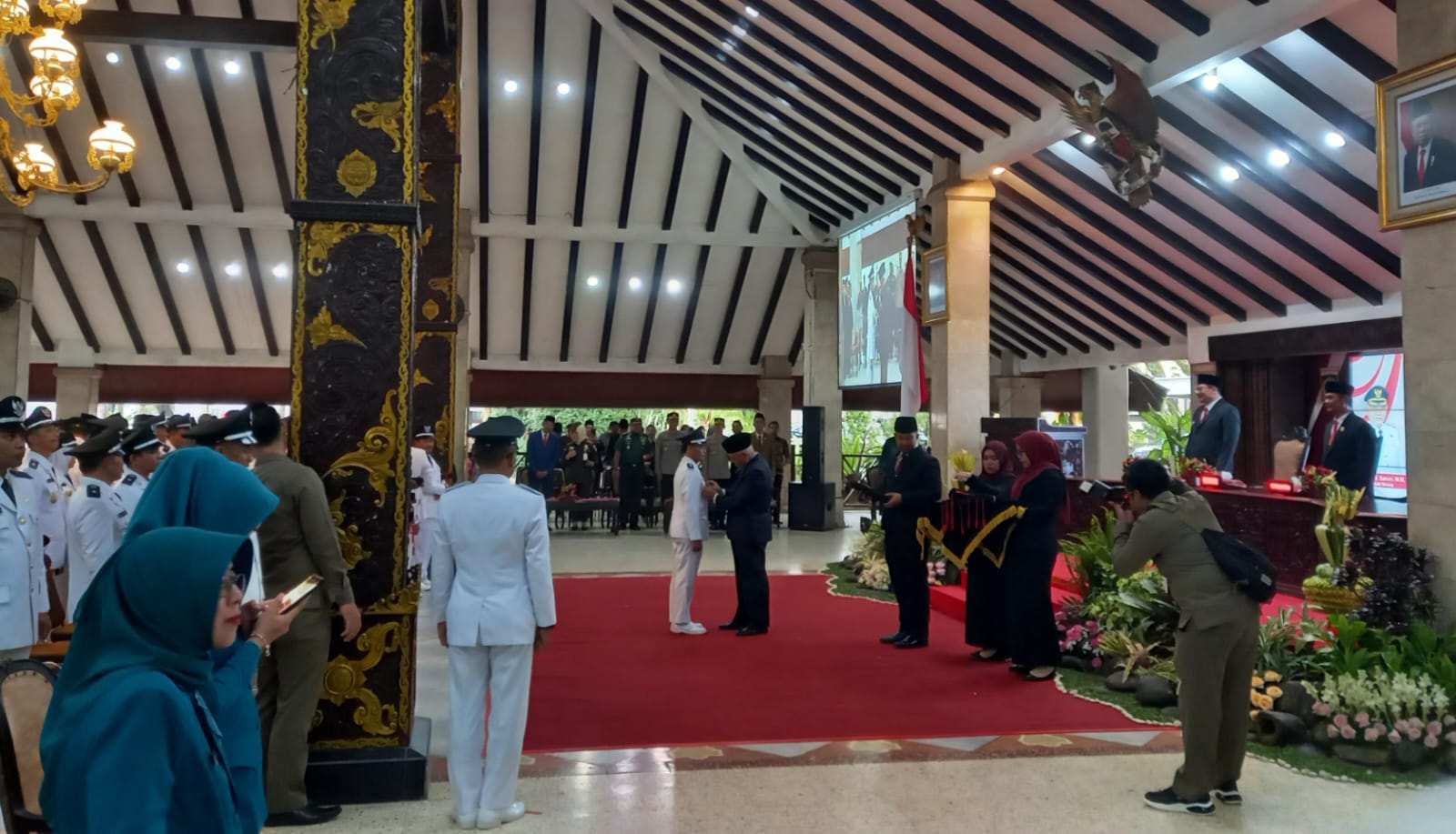 Bupati Malang menyematkan tanda pangkat pada kades terpilih.