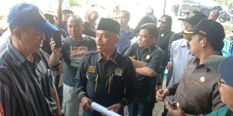 Komisi C DPRD Kota Malang berdialog dengan pengembang dan warga perumahan.