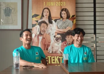 Tubagus Ali (kanan) dan Emil Kusumu, pemeran film Detektif Jaga Jarak saat Roadshow di Kota Malang.