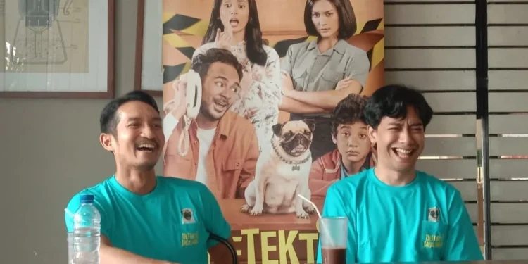 Tubagus Ali (kanan) dan Emil Kusumu, pemeran film Detektif Jaga Jarak saat Roadshow di Kota Malang.