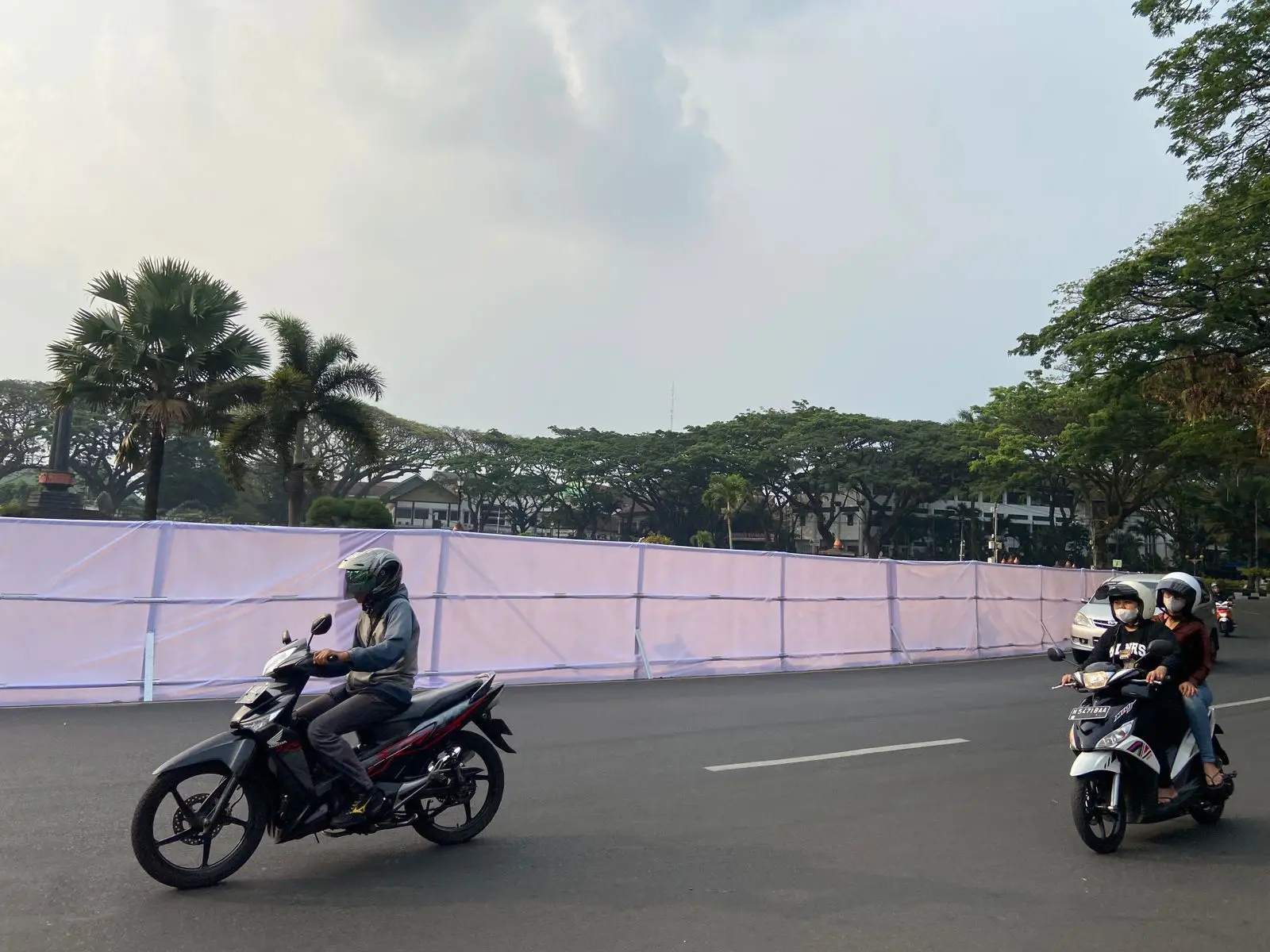 Pemasangan pembatas untuk pengerjaan proyek revitalisasi Alun Alun Tugu Kota Malang. 
