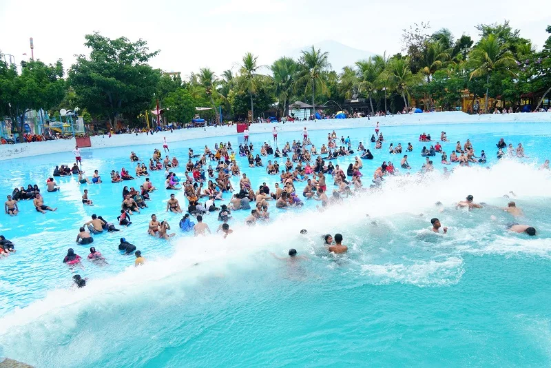 Serunya bermain di kolam ombak Hawai Waterpark Malang.
