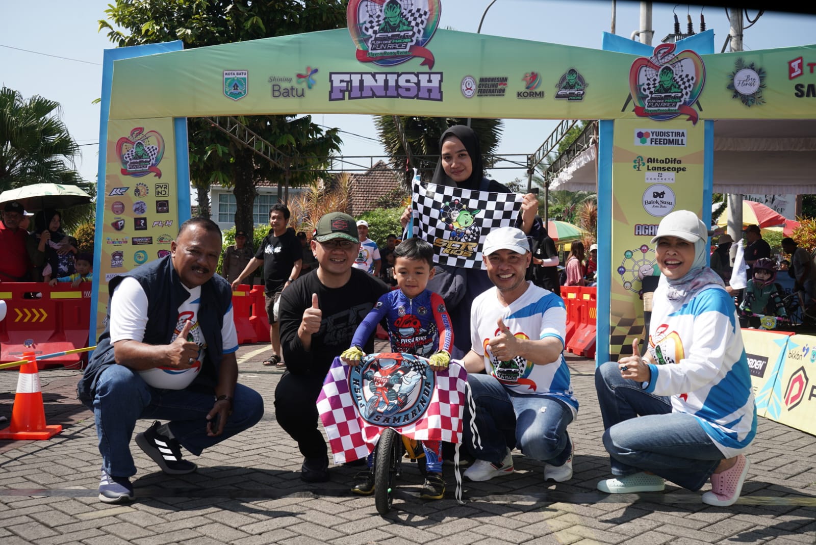 Pj Wali Kota Batu Aries Agung Paewai saat melihat event kejuaraan push bike yang digelar di Balai Kota Among Tani. 