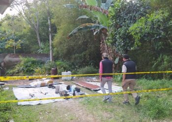 Garis polisi dipasang di gudang seng yang meledak di Kelurahan Dadaprejo, Kecamatan Junrejo, Kota Batu.
