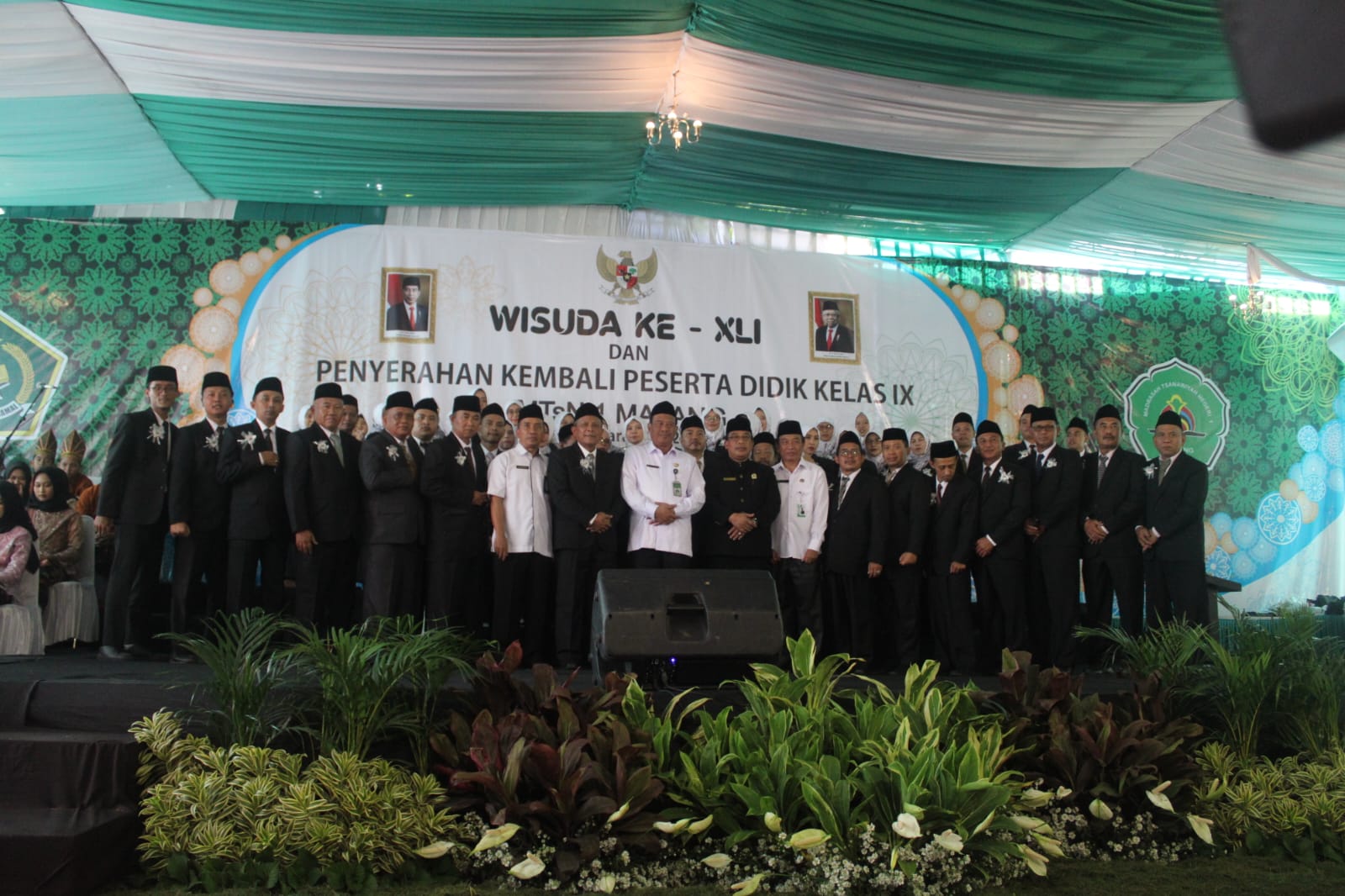 Foto bersama para guru dengan Kepala Kanwil Kemenag Jawa Timur, Husnul Maram.