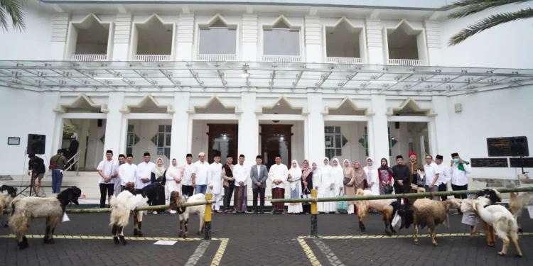 Pj Wali Kota Batu, Aries Agung Paewai, menyerahkan sumbangan hewan kurban secara simbolis kepada seluruh takmir masjid di desa/kelurahan Kota Batu di Masjid Brigjen Soegiyono, Kamis (29/6/2023).