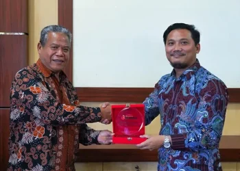 Rektor Unikama, Dr. Sudi Dul Aji, M.Si (kiri) dan Kepala Cabang Asuransi Bumida Malang, Kewo I Jerry Tri Putranto (kanan).