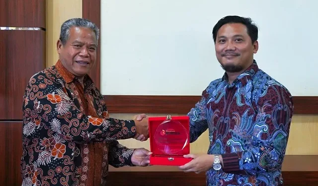 Rektor Unikama, Dr. Sudi Dul Aji, M.Si (kiri) dan Kepala Cabang Asuransi Bumida Malang, Kewo I Jerry Tri Putranto (kanan).